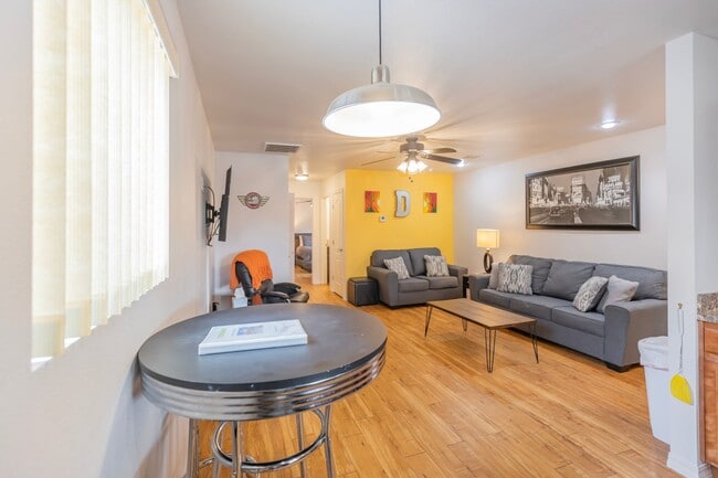 Foto del edificio - 800 Sherwood Dr