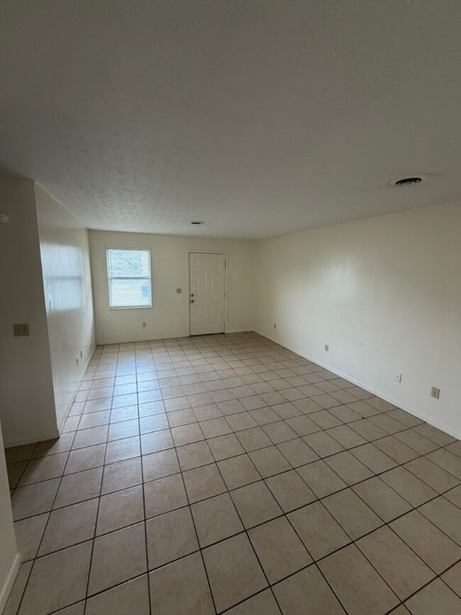 Building Photo - 1533-1539 Meadow Spring Dr