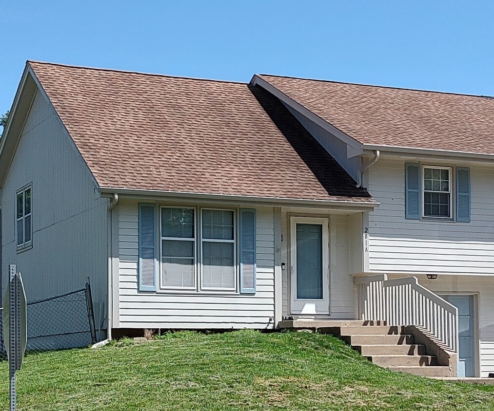 201 Lakeland Dr, Smithville, MO 64089 Townhome Rentals in Smithville