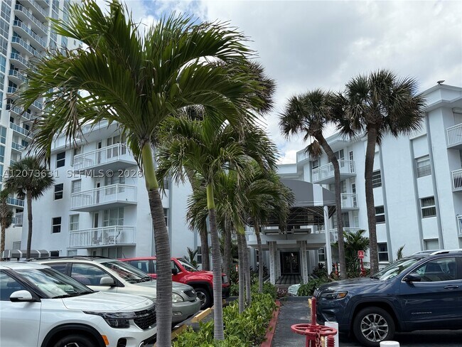Building Photo - 1913 S Ocean Dr