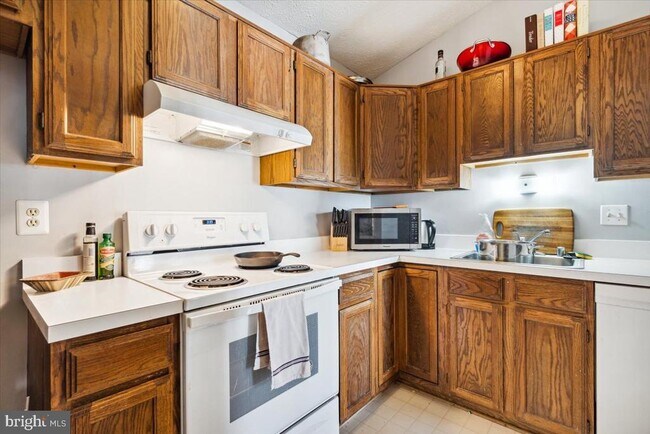 Foto del edificio - 2110 Whitehall Rd