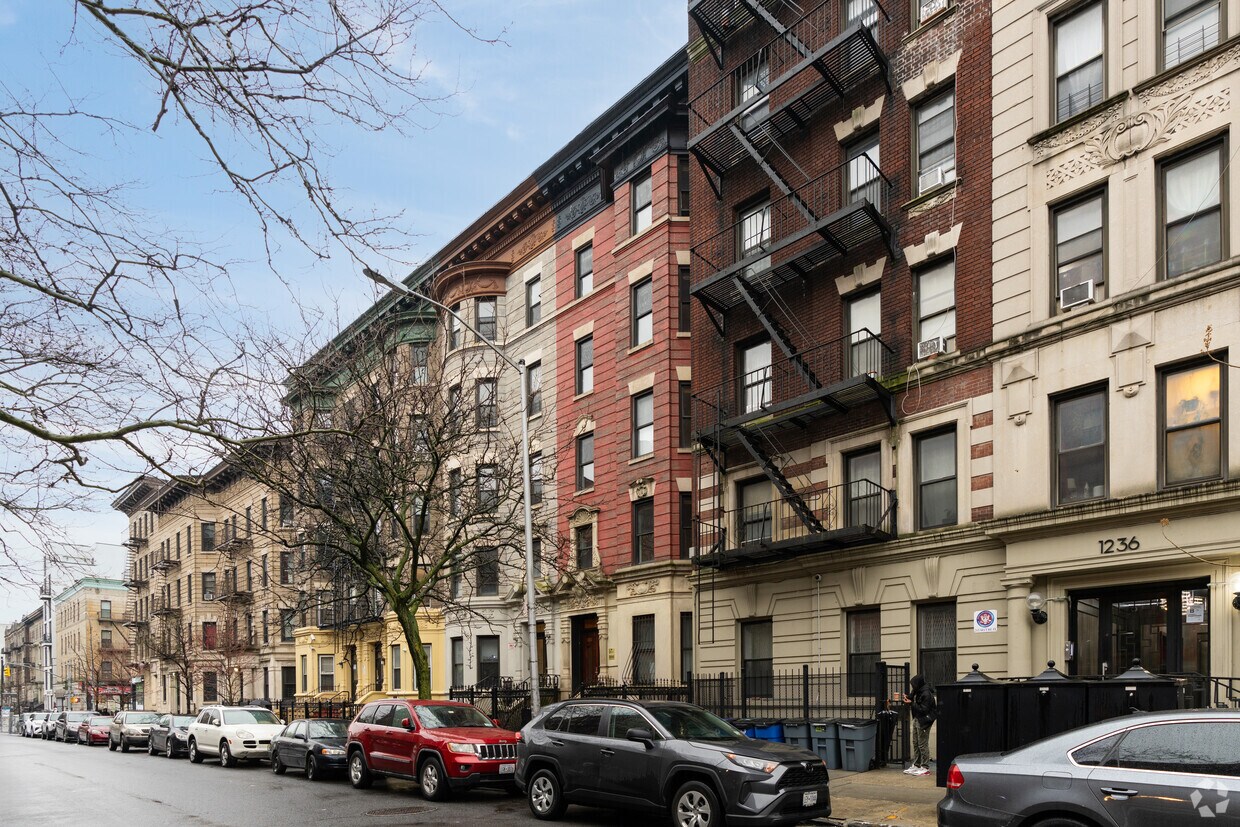 Primary Photo - 1240 Pacific St