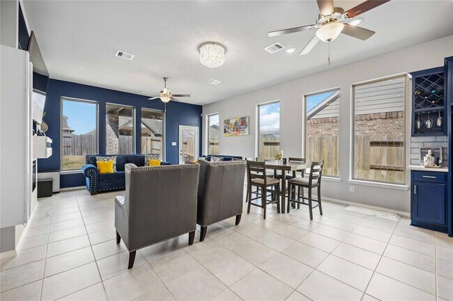 Foto del edificio - 8707 Windsong Trail Dr