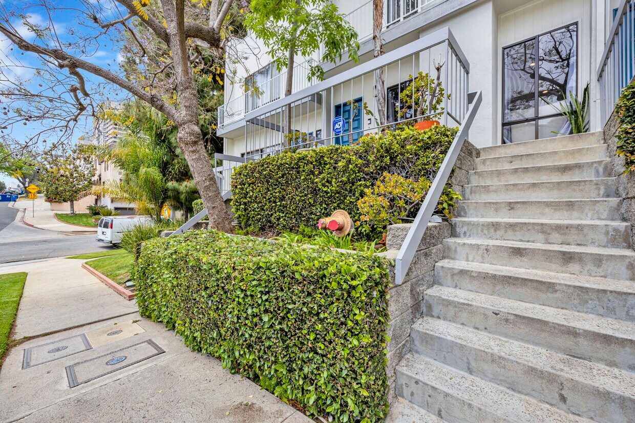 Primary Photo - 1220 Manning Ave