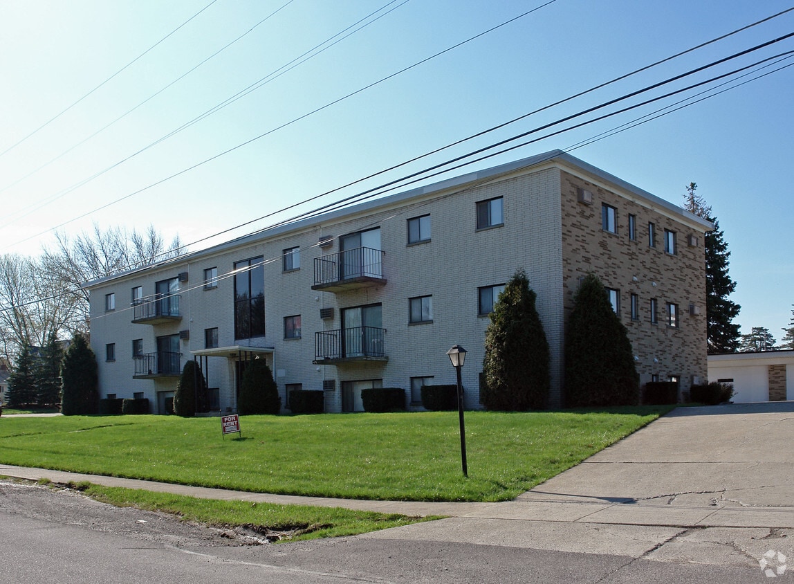 Building Photo - 19001 Meadow Ln