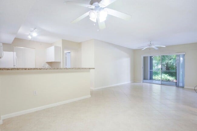 Foto del edificio - 284 Village Blvd