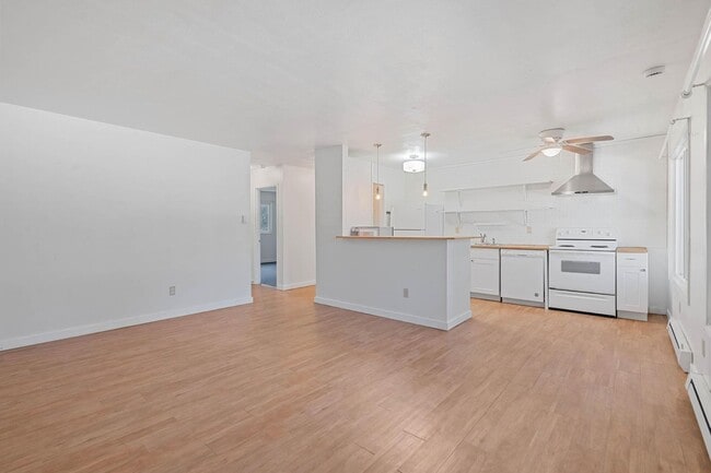 Building Photo - $500 off! Updated, upstairs 2-bdrm/1-bath triplex apt—On-site w/d, off-street parking, near downt...