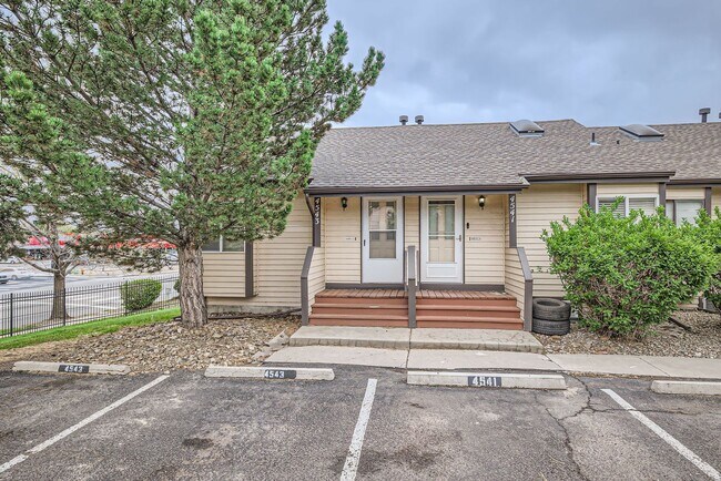 Building Photo - 2 Bedroom, 1 1/2 Half Bath, End Unit Townhome!
