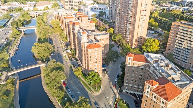 El Majestic en la Plaza - The Majestic