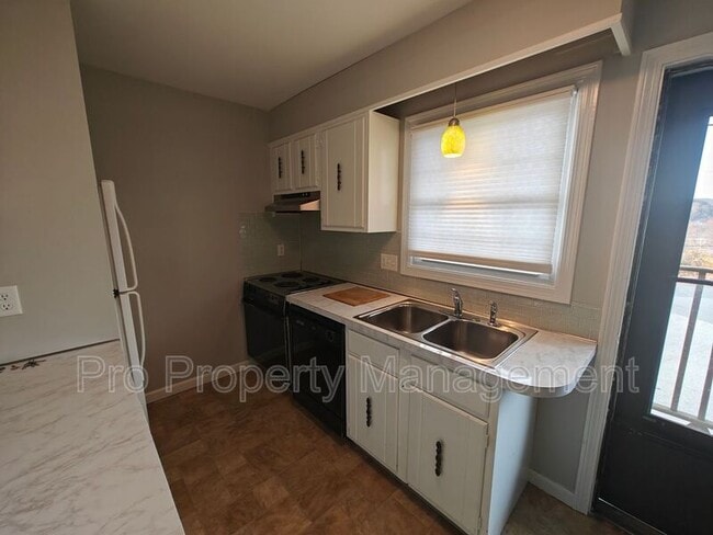 Photo - 18 Broadview Hts House