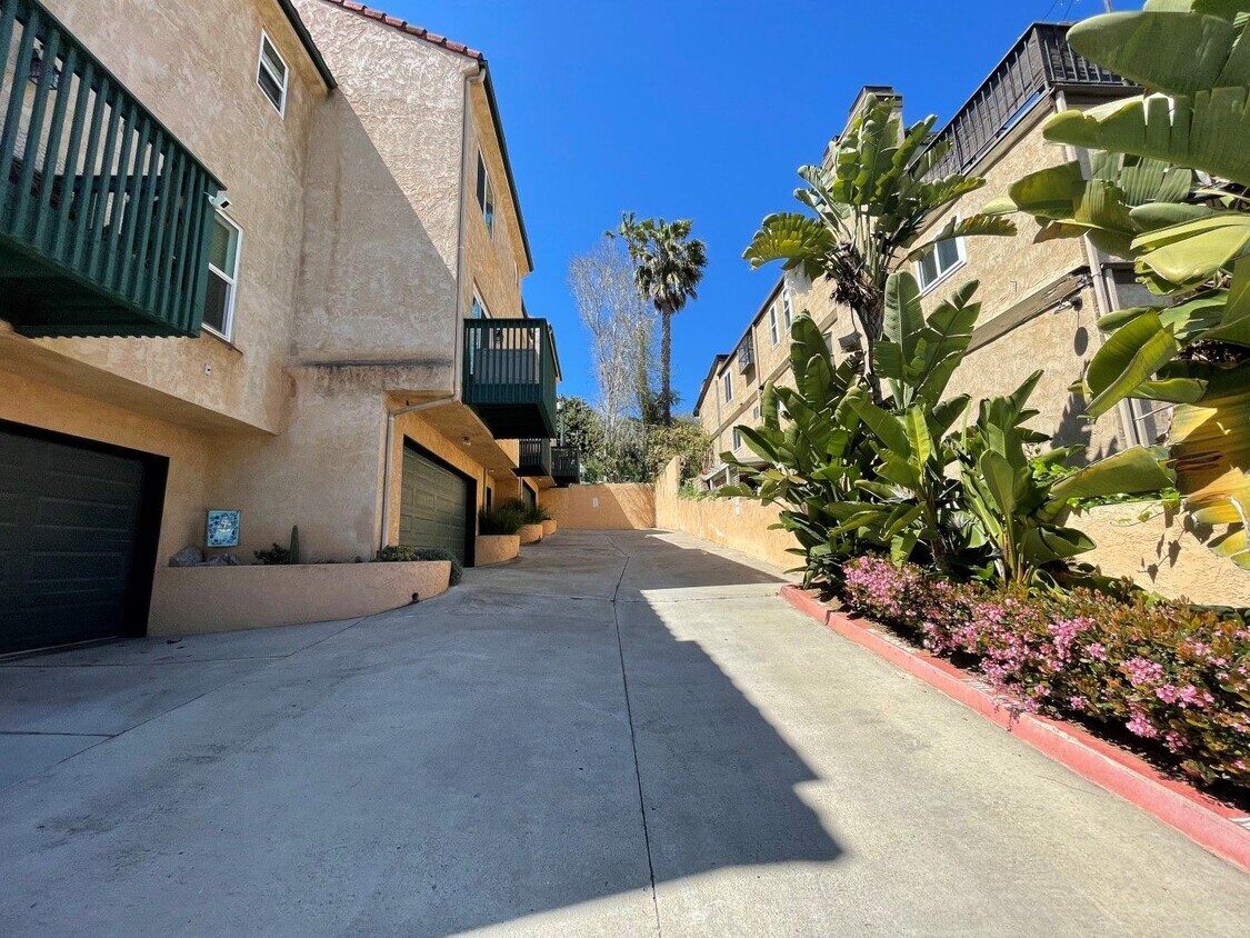 Primary Photo - 2 Bedroom 2 1/2 Bath Townhouse w/2-Car Gar...