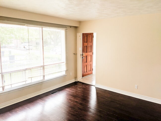 Building Photo - 32 Durrington Crescent