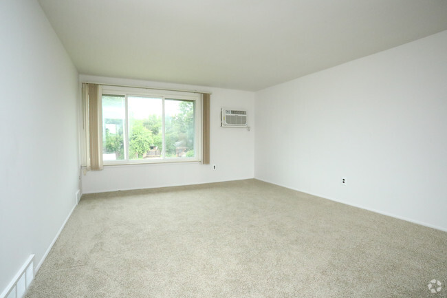 2 BR, 1 BA - Oak Ridge, 915 SF - Dearborn West