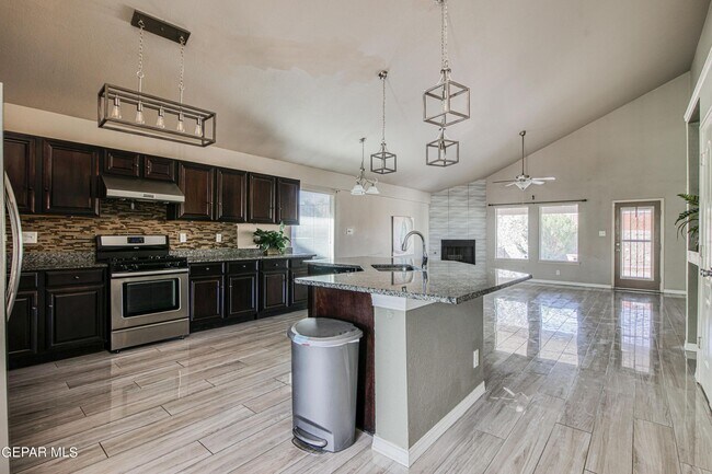 Foto del edificio - 12215 Stansbury Dr