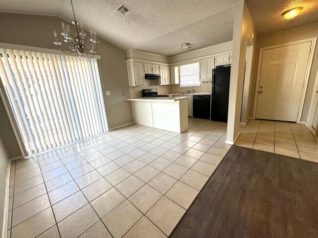 Foto del edificio - Adorable 3 bedroom 2 bathroom Duplex!