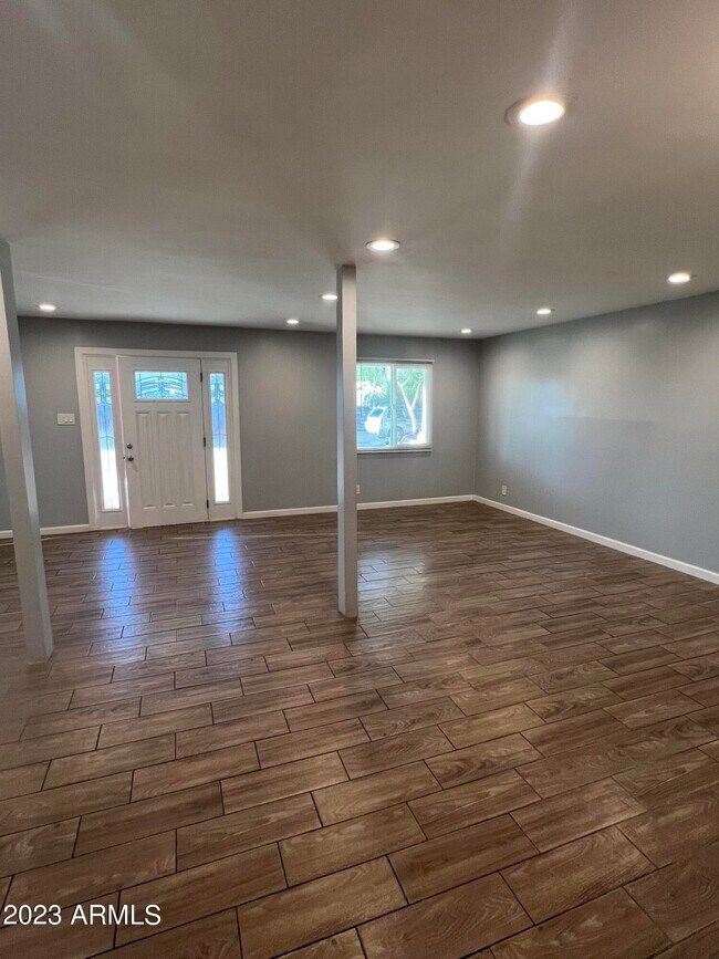 Building Photo - 1115 E Whitton Ave
