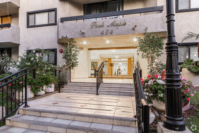 Entrada - Maple Drive Apartments