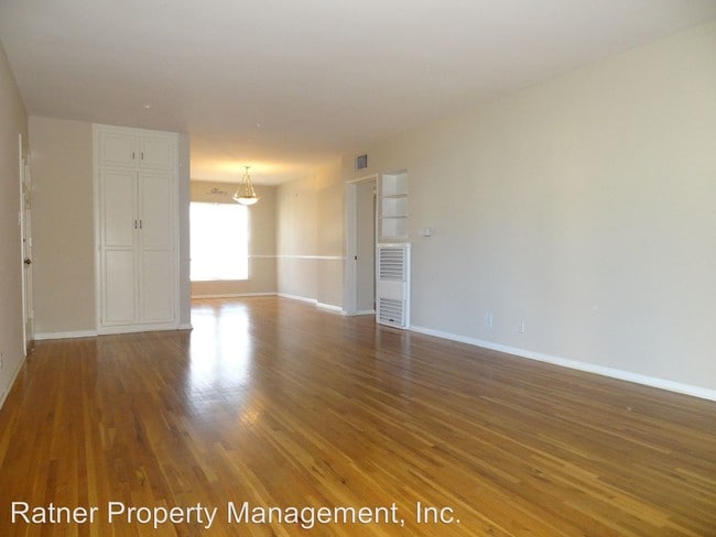 Building Photo - 15133 Dickens St
