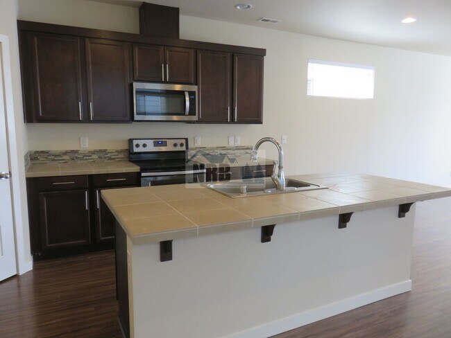 Building Photo - Stunning 3 bd House located in a Gated Community of Puyallup!