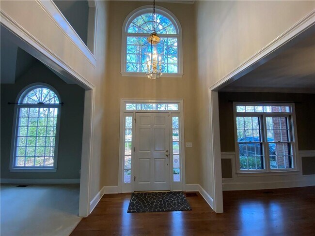 Building Photo - 5190 Southlake Dr