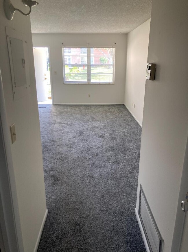 Building Photo - 49 Woodland Dr