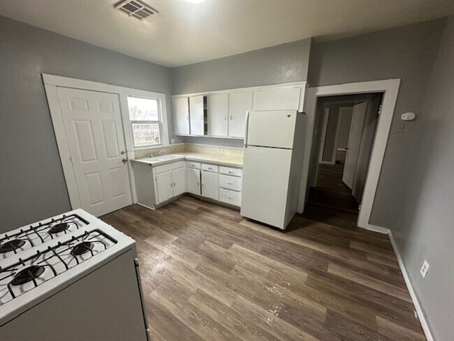 Building Photo - Newly updated 2 bedroom 1 bath duplex