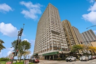 Building Photo - 6171 N Sheridan Rd