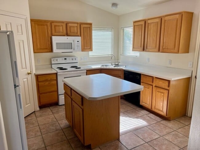 Building Photo - 3 Bed/ 2 Bath HOME