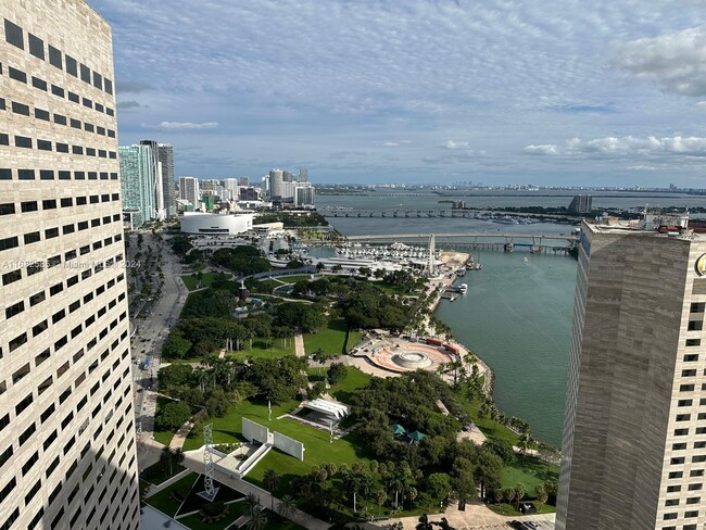 Foto del edificio - 325 S Biscayne Blvd