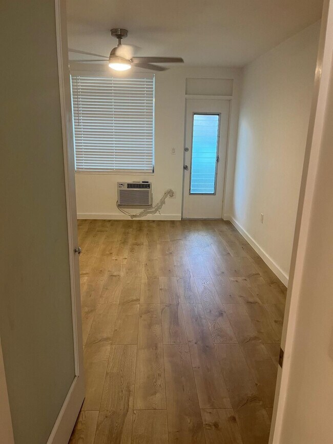 Building Photo - 441 Collins Ave