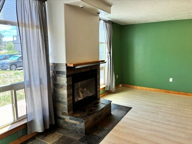 Foto del edificio - 340 Straight Creek Dr
