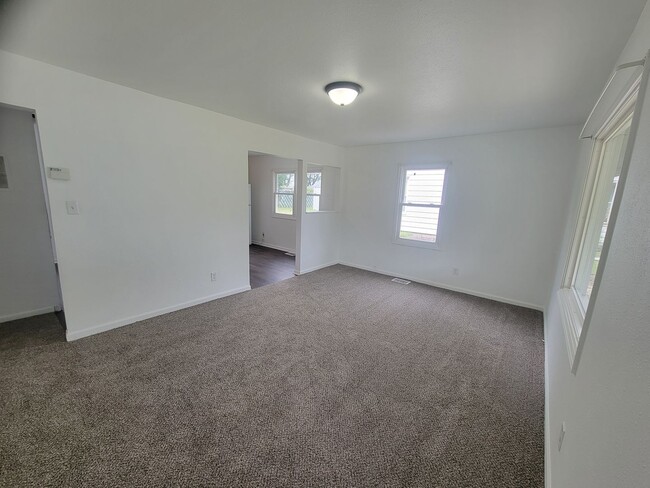 Building Photo - 3BR/1BA w/Garage -3011 Mission Road