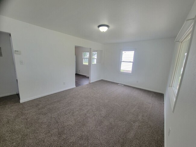 Foto del edificio - 3BR/1BA w/Garage -3011 Mission Road