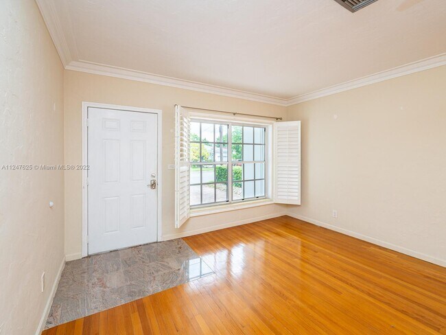 Foto del edificio - 9441 Byron Ave