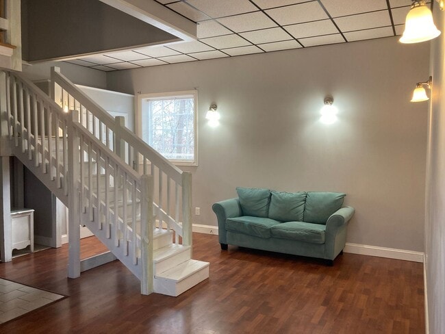 Building Photo - Charming Country Studio