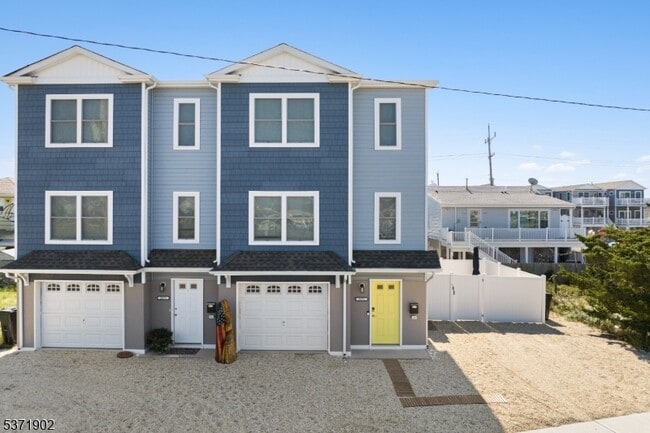 Building Photo - 257 Dewey Dr