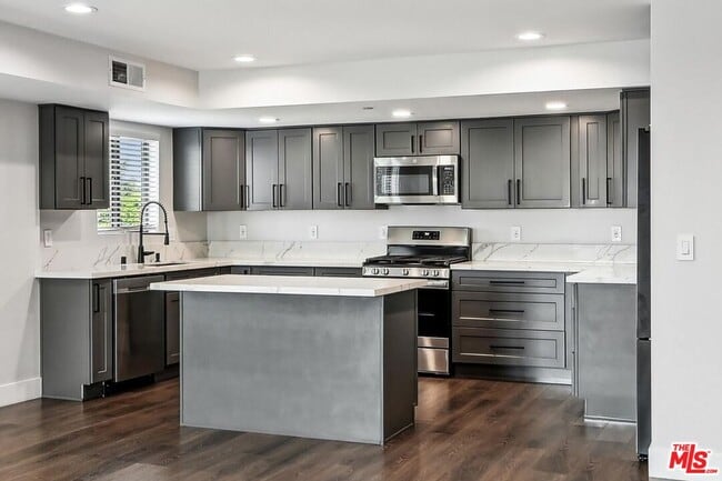 Foto del edificio - 819 E La Palma Dr