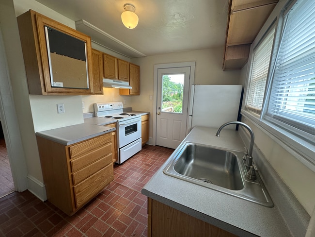 Building Photo - 122 E Irvin Ave