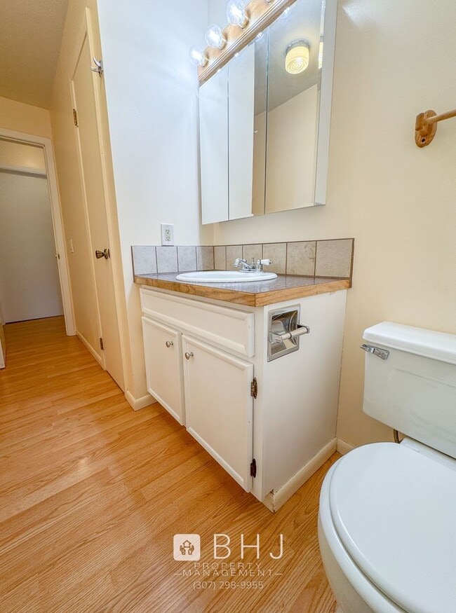 Foto del edificio - UTILITIES INCLUDED! Large 3 bed/ 1.5 bath on Demple Street