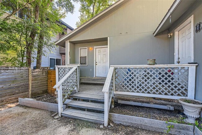Building Photo - 1304 Delano St