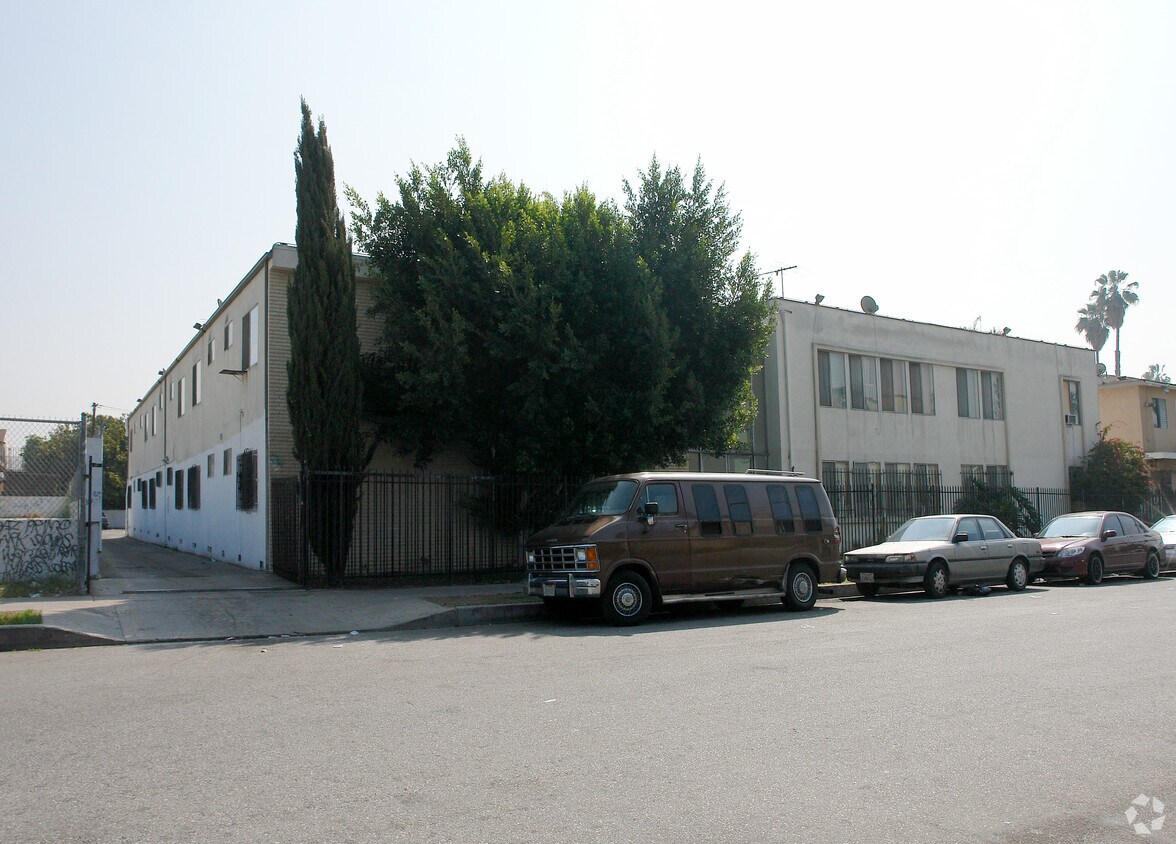 Building Photo - 1028 N Mariposa Ave