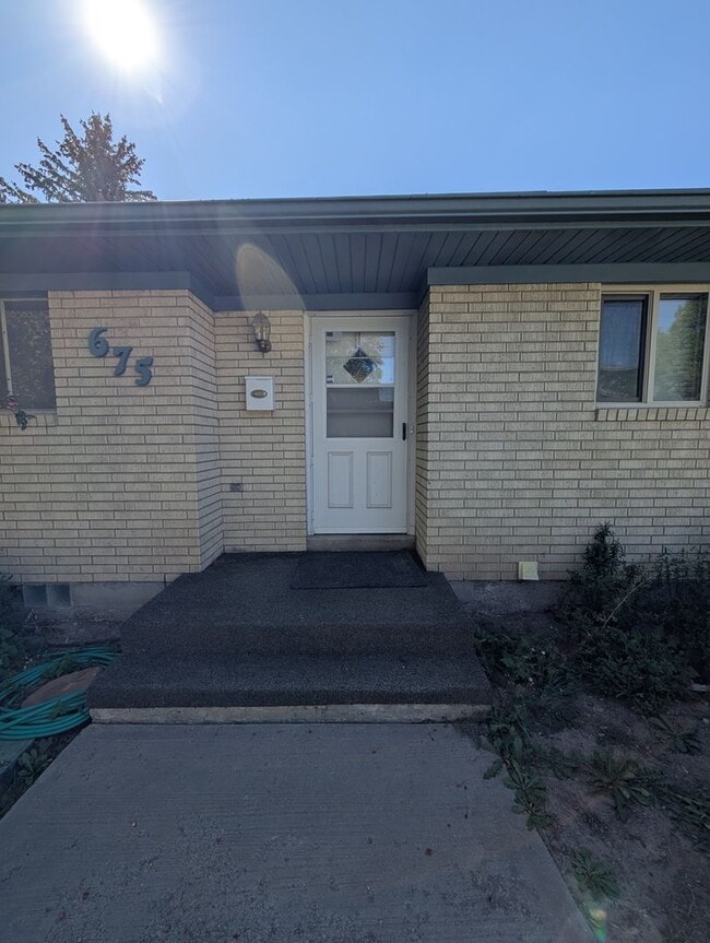 Building Photo - 675 University Dr