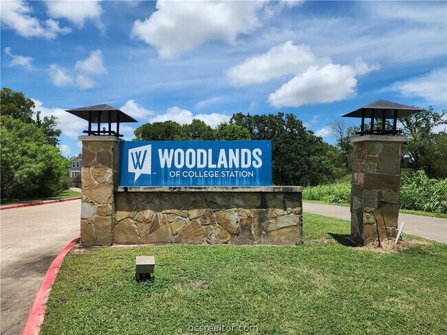 Foto del edificio - 1725 Harvey Mitchell Pkwy S