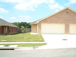 Building Photo - 936 Sylvia St