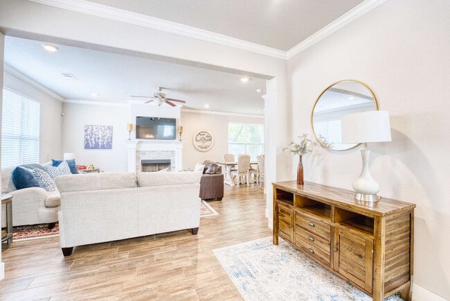 Building Photo - 909 W Eagle St