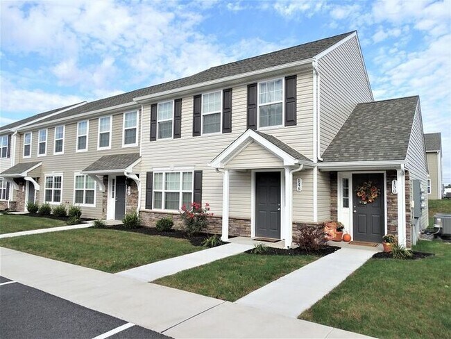 Building Photo - Bright & Sunny 2nd Floor, 3 Bedroom Apartment