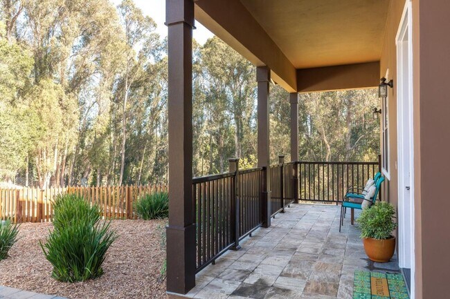 Building Photo - Westside Beauty with Privacy