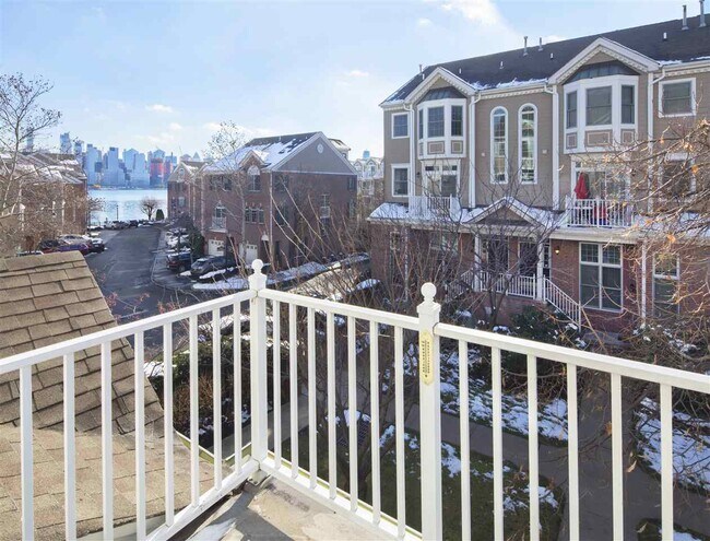 Foto del edificio - 329 Midland Ct