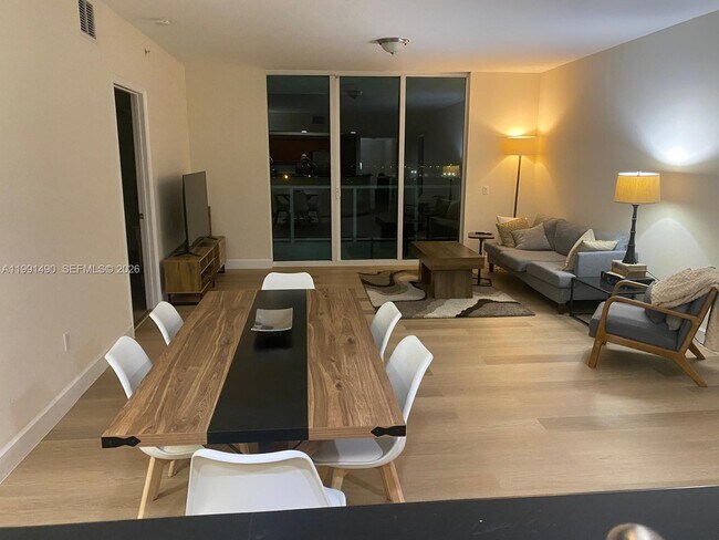 Foto del edificio - 15051 Royal Oaks Ln