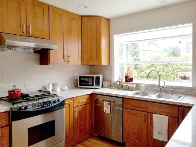 Building Photo - Beautiful 2 Story 4 Bed 2.5 Bath Home in N...
